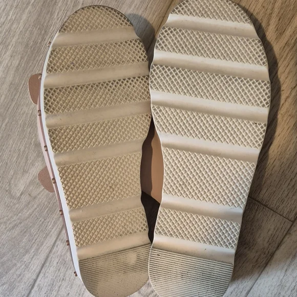 Women's Beige Platform Sandals Chinese Laundry - Picture 9 of 11